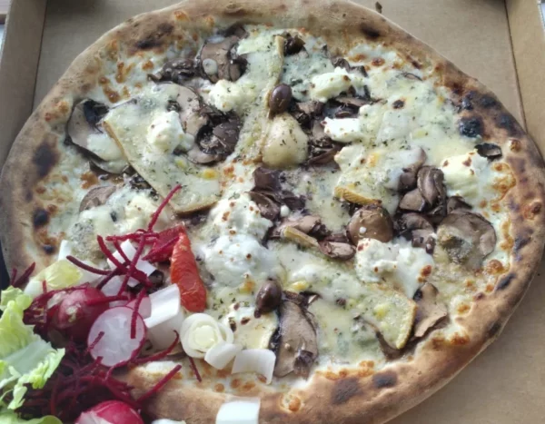 photo de la 4 fromages dans sa boîte à pizza