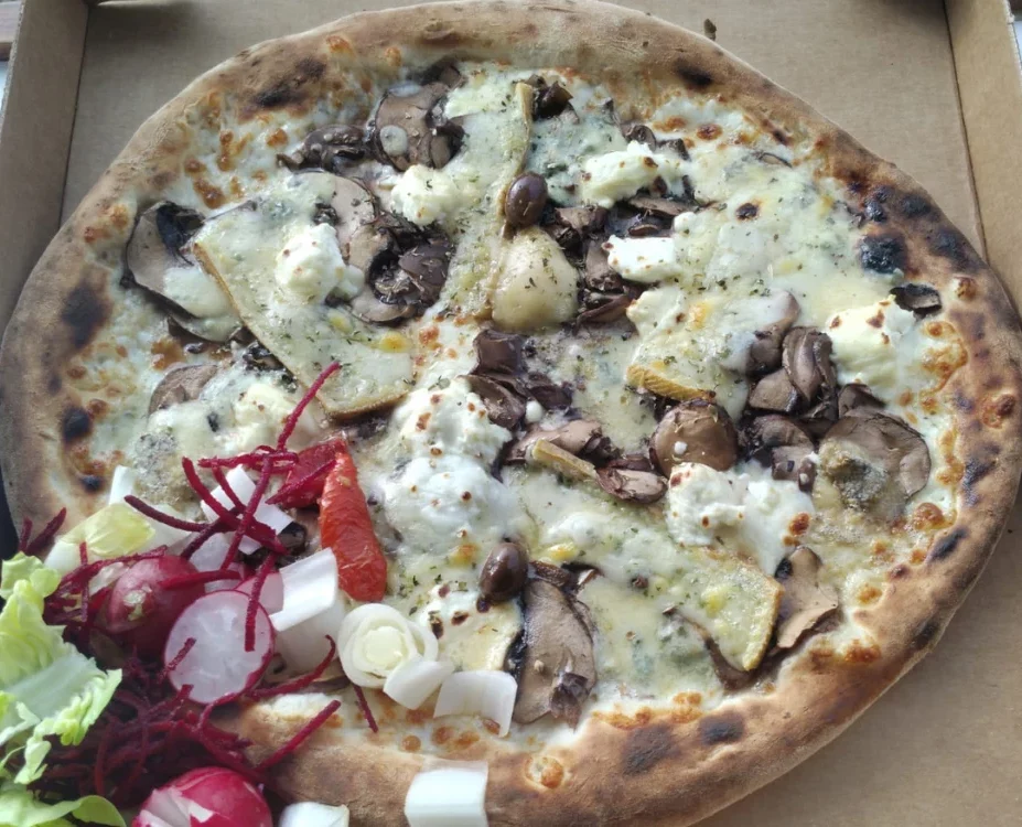 photo de la 4 fromages dans sa boîte à pizza