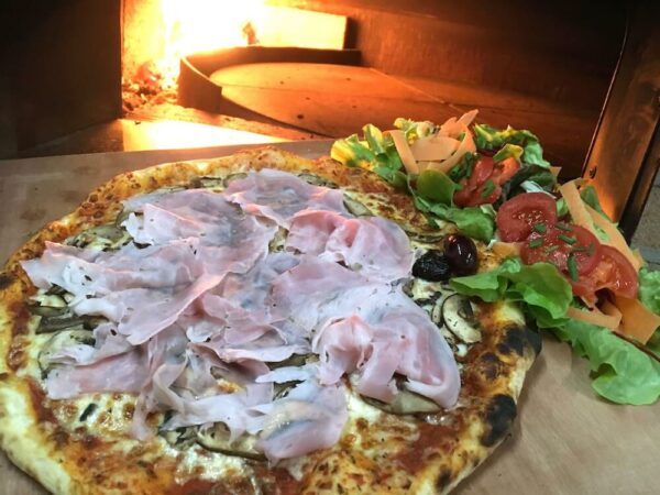 LA PIZZA JAMBON DEVANT SON FEU DE BOIS