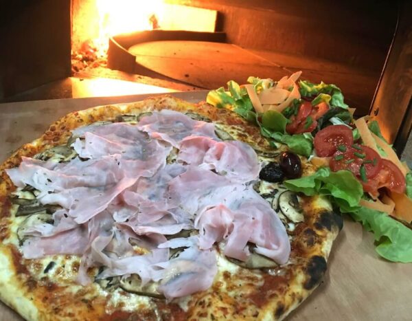 LA PIZZA JAMBON DEVANT SON FEU DE BOIS