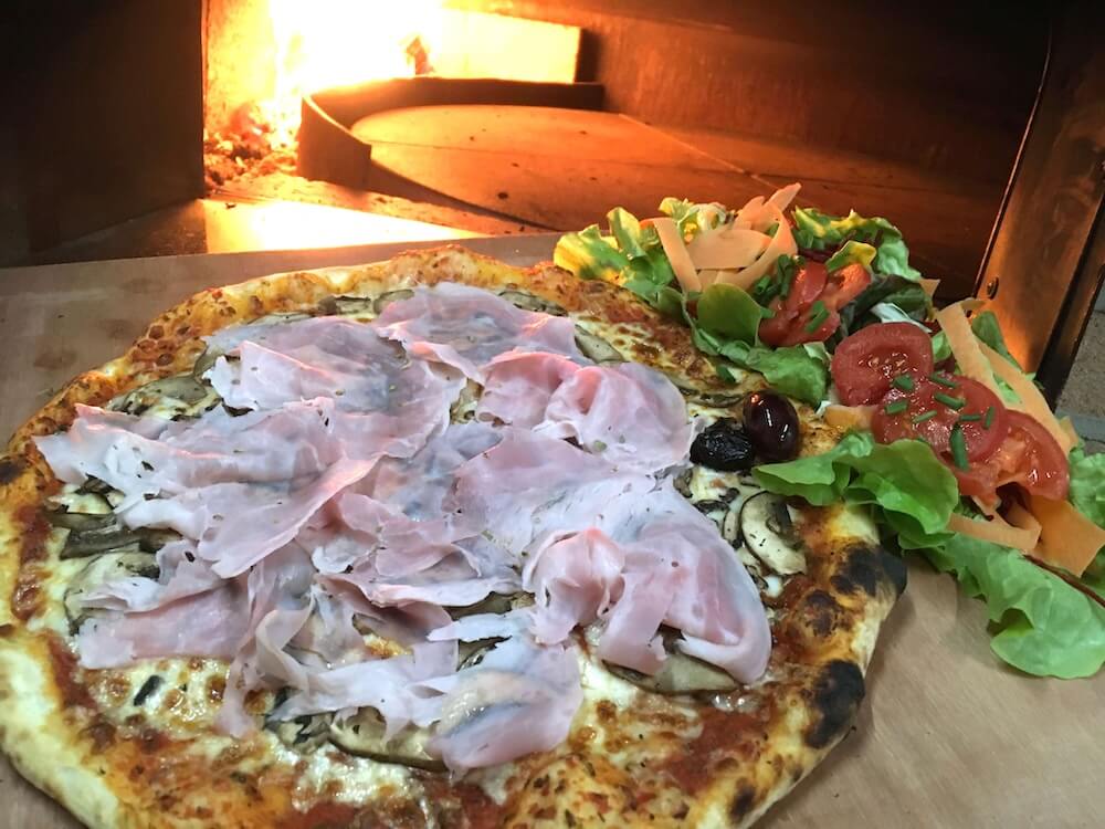 LA PIZZA JAMBON DEVANT SON FEU DE BOIS