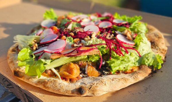 Pizza en plein air avec une bonne lumière